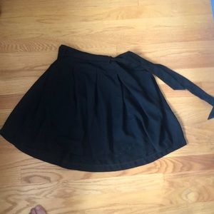 Flowy short black skirt with side bow